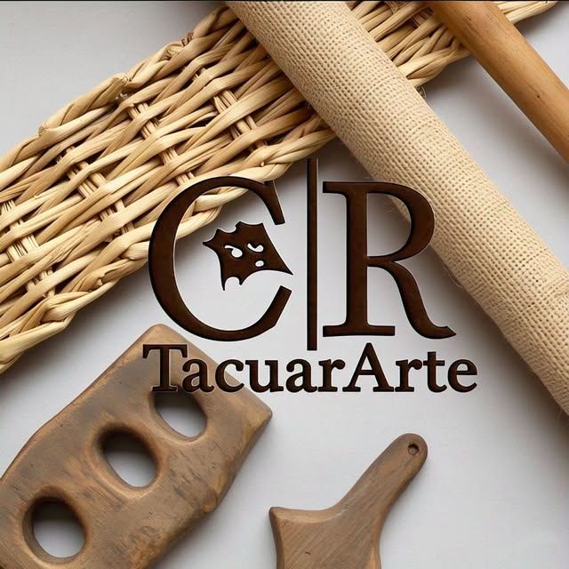 Logo de TacuarArte con las iniciales C y R sobre mimbre, arpillera y madera