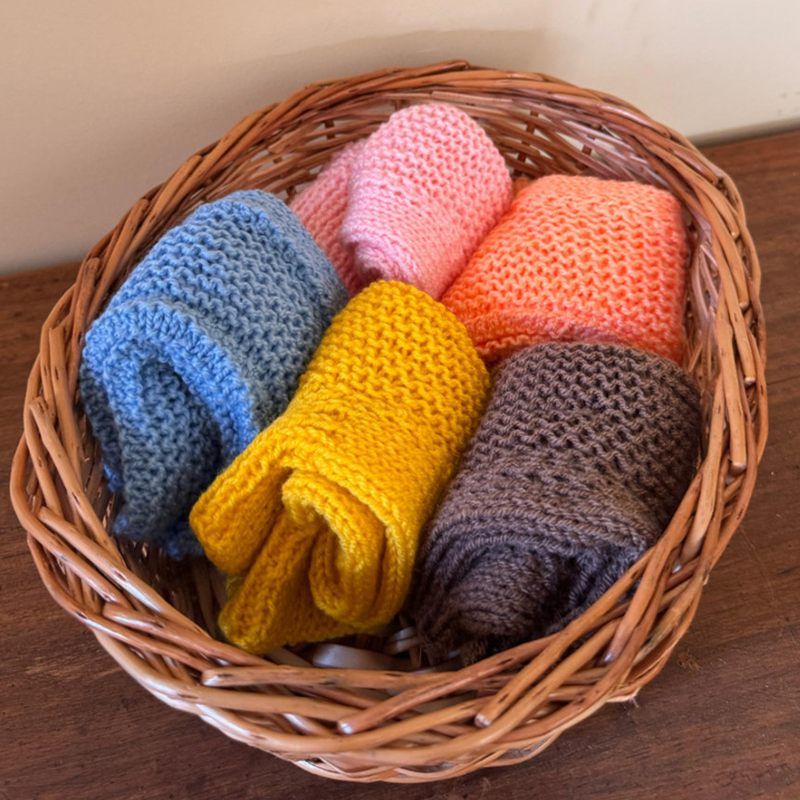 Panera de mimbre con tejidos de colores