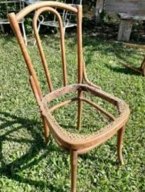 Silla de madera curvada sin asiento, con la esterilla rota